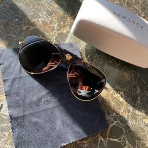 (SOLD) 🔴 Versace Sunglasses Pristine condition!!